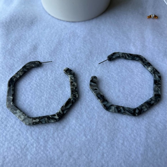 Octagon Resin Hoop Earrings Black & Gray Lightweight NWT - Picture 3 of 5